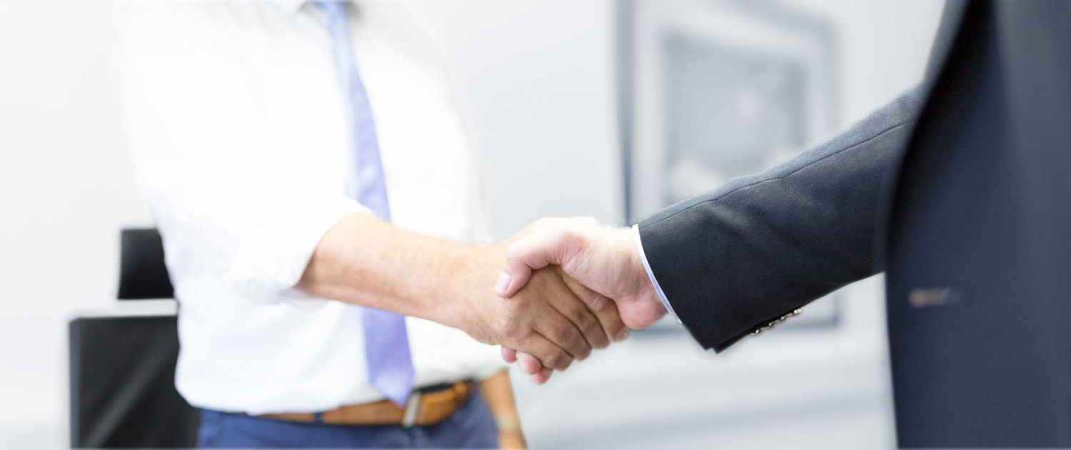 Arbeitsvertrag unterzeichnet, Hände schütteln